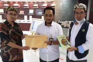 Raden Hamzaiya (kiri), Raden Nana Mulyana Latief (kanan).